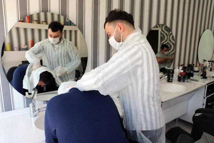 Berber ve kuaförler kepenk açtı, tıraş olan vatandaşların yüzü güldü G4