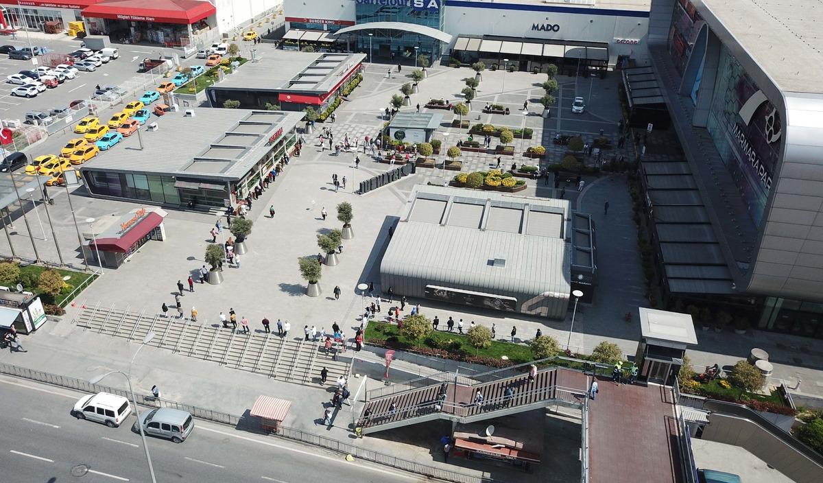 İstanbul'da AVM'ye giriş kuyruğu! Havadan b&ouml;yle g&ouml;r&uuml;nt&uuml;lendi
