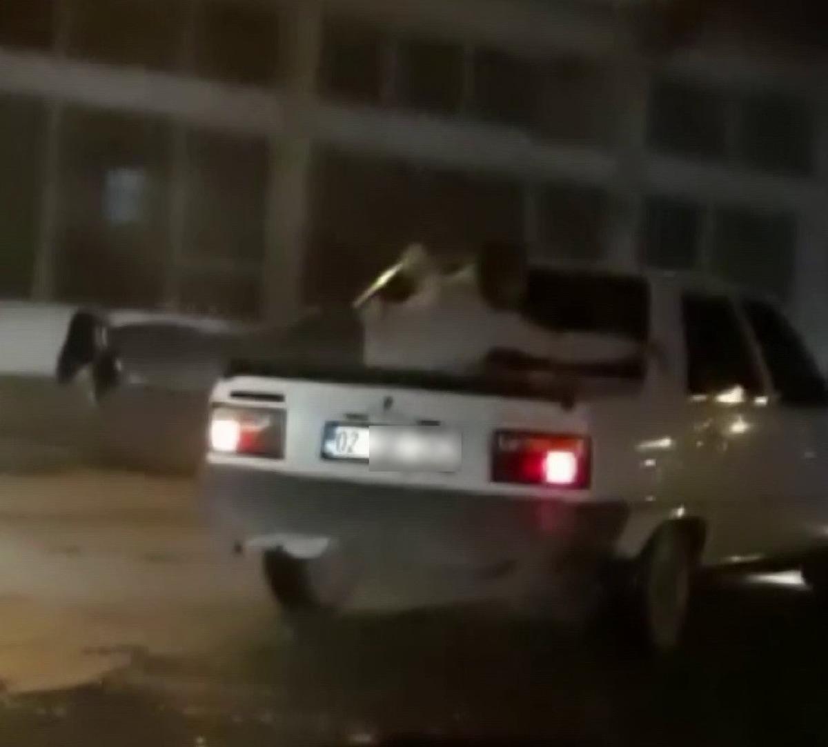 Bu kadarına 'pes'! Otomobilin &uuml;zerinde yolculuk etti