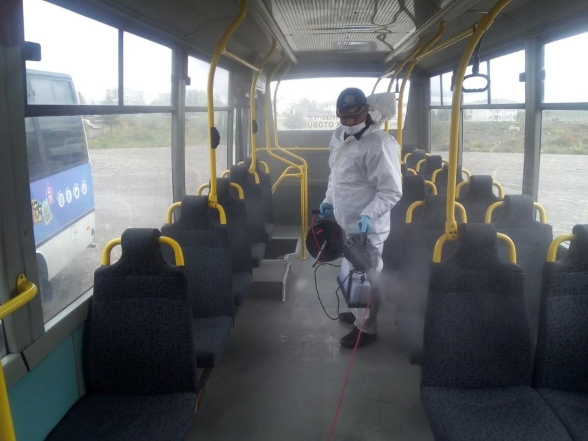 Belediye ekipleri dezenfekte &ccedil;alışmalarını s&uuml;rd&uuml;r&uuml;yor