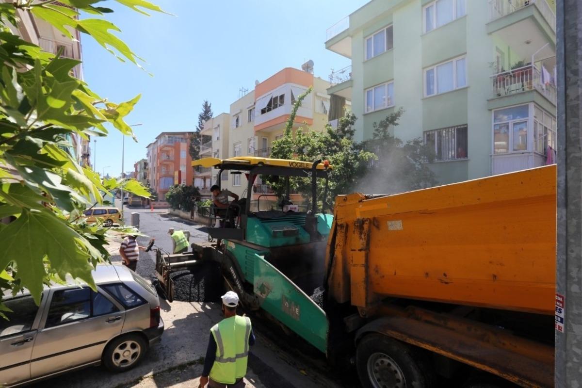 Kepez&rsquo;den iki mahalleye 11 bin ton sıcak asfalt