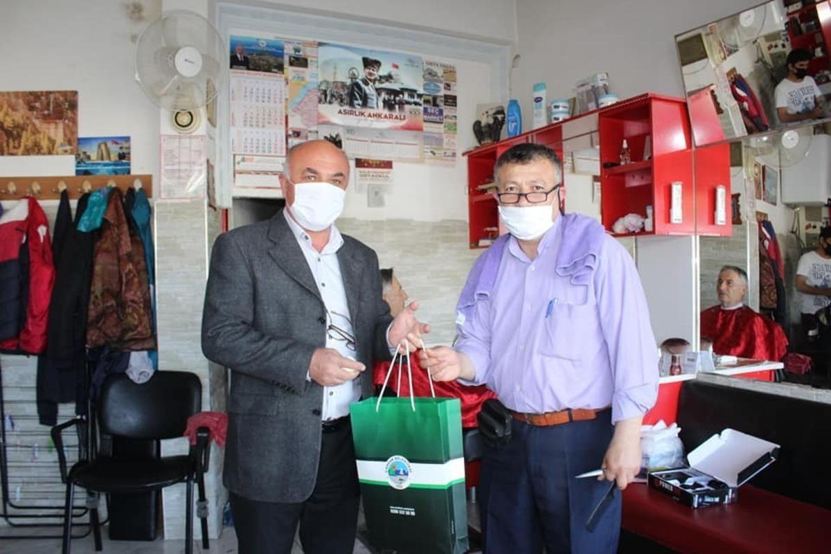 &Ccedil;ardak&rsquo;ta berber ve kuaf&ouml;rlere maske dağıtıldı