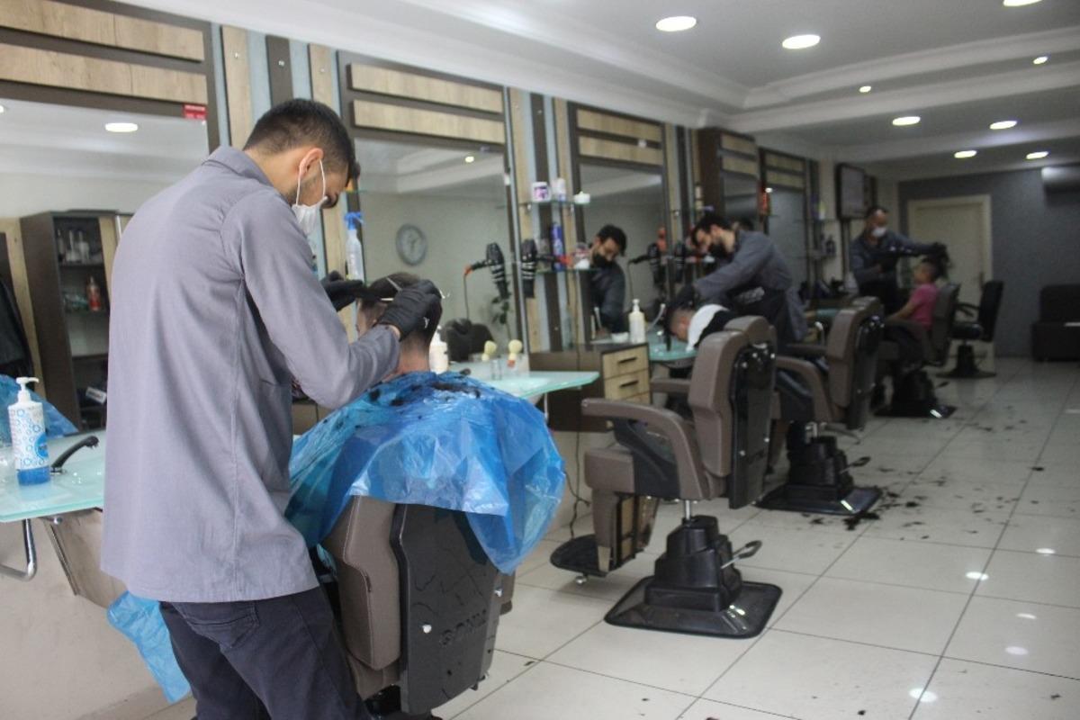 Uşak&rsquo;ta berber ve kuaf&ouml;rler iş başı yaptı