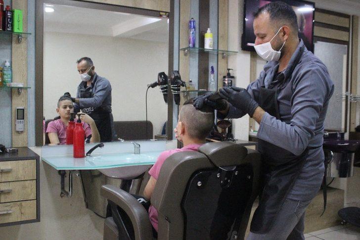 Uşak’ta berber ve kuaförler iş başı yaptı G2