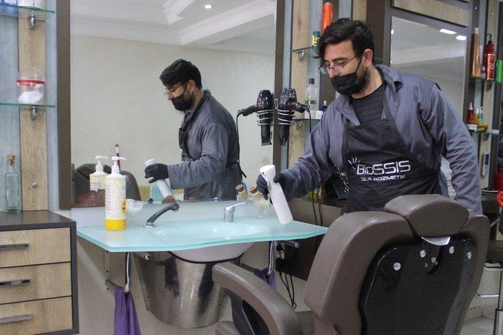 Uşak’ta berber ve kuaförler iş başı yaptı G3