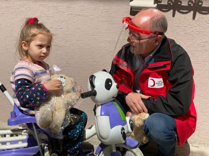 Türk Kızılay Bursa salgınla mücadele günlerini evlerinde geçiren çocukları unutmadı G1