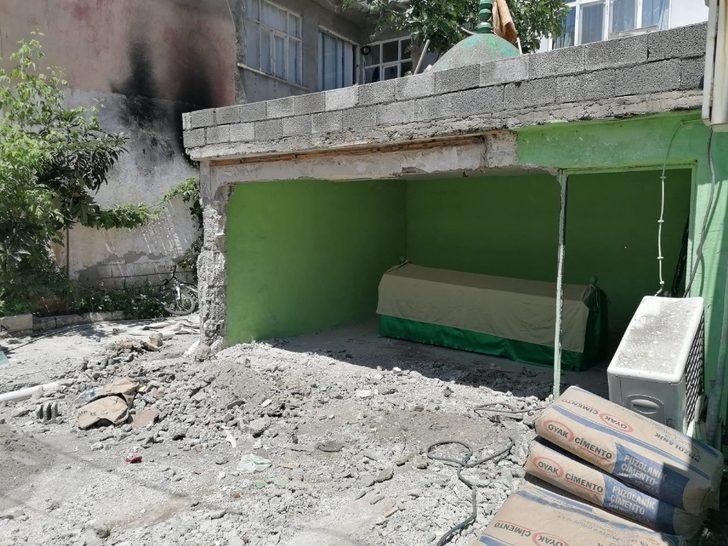 Emevi Komutanın Türbesi yenileniyor G2