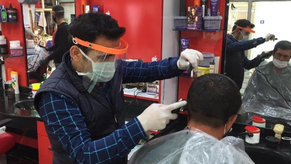 Yasak kalktı, Darendeliler kuaf&ouml;rlere koştu