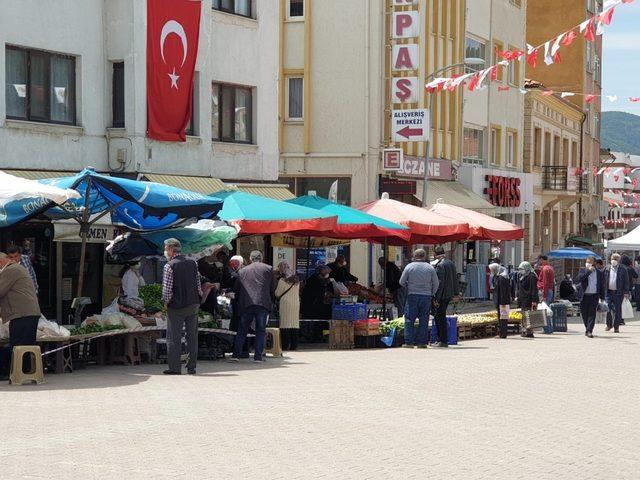 Nallıhan’da sokağa çıkma kısıtlamasından sonra pazarlarda doluluk yaşandı