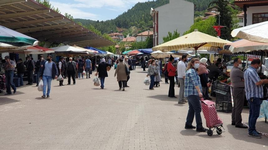 Nallıhan&rsquo;da sokağa &ccedil;ıkma kısıtlamasından sonra pazarlarda doluluk yaşandı