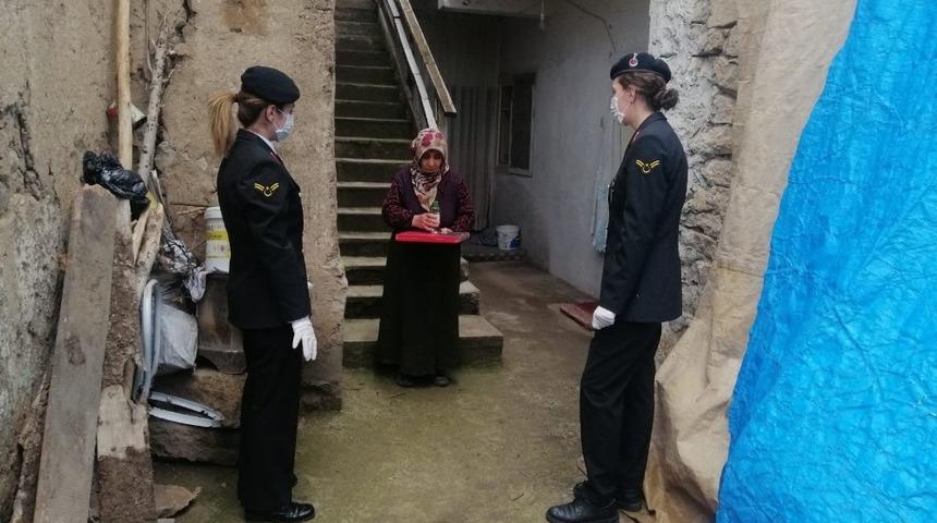 Jandarma Anneler G&uuml;n&uuml;&rsquo;n&uuml; kutladı