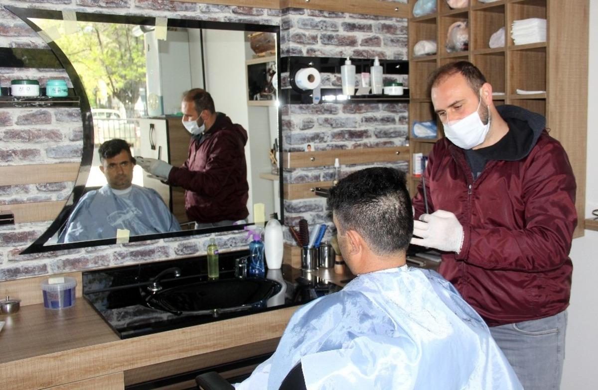 Erzincan&rsquo;da berber ve kuaf&ouml;rler iş başı yaptı