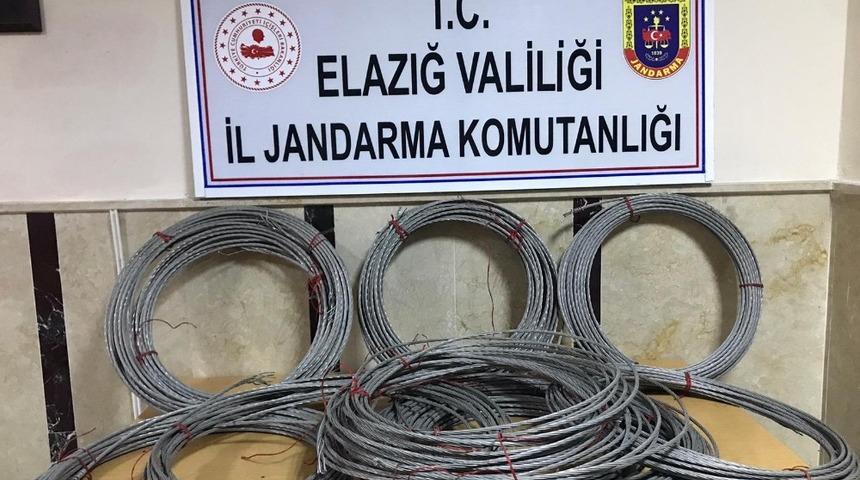 K&ouml;y&uuml;n elektrik kablolarını &ccedil;alan 2 ş&uuml;pheli yakalandı
