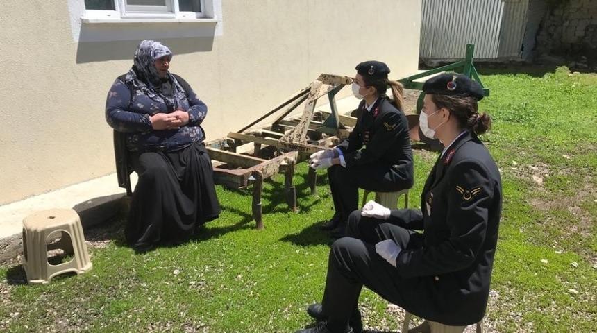 Jandarma&rsquo;dan şehit annelerine &rsquo;Anneler G&uuml;n&uuml;&rsquo; ziyareti