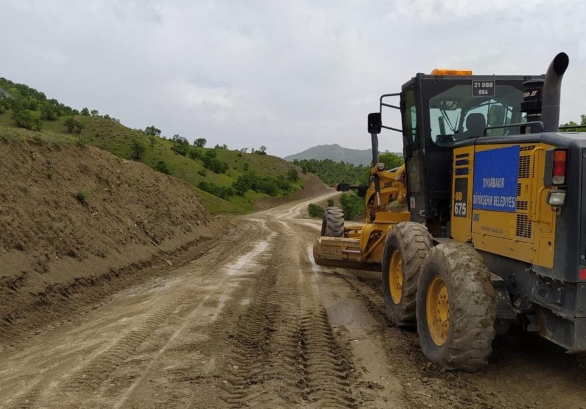 Diyarbakır B&uuml;y&uuml;kşehir Belediyesinden yol bakım seferberliği