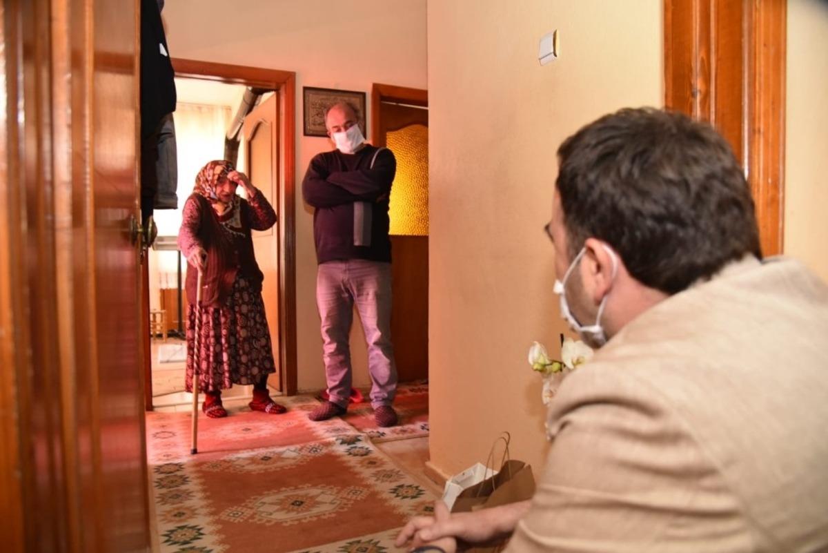 Başkan &Ouml;zl&uuml; vefak&acirc;r anneleri unutmadı
