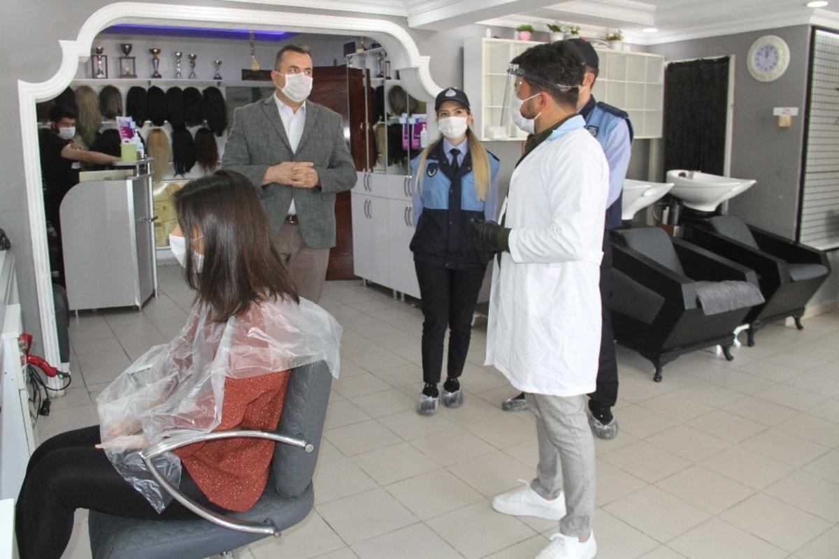 Esenler&rsquo;de a&ccedil;ılışın ilk g&uuml;n&uuml;nde berber ve kuaf&ouml;rler denetledi