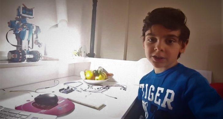 Evden çıkamayınca salatalık ve havuçtan piyano düzeneği kurdu G2