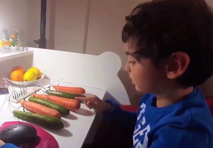 Evden çıkamayınca salatalık ve havuçtan piyano düzeneği kurdu G3