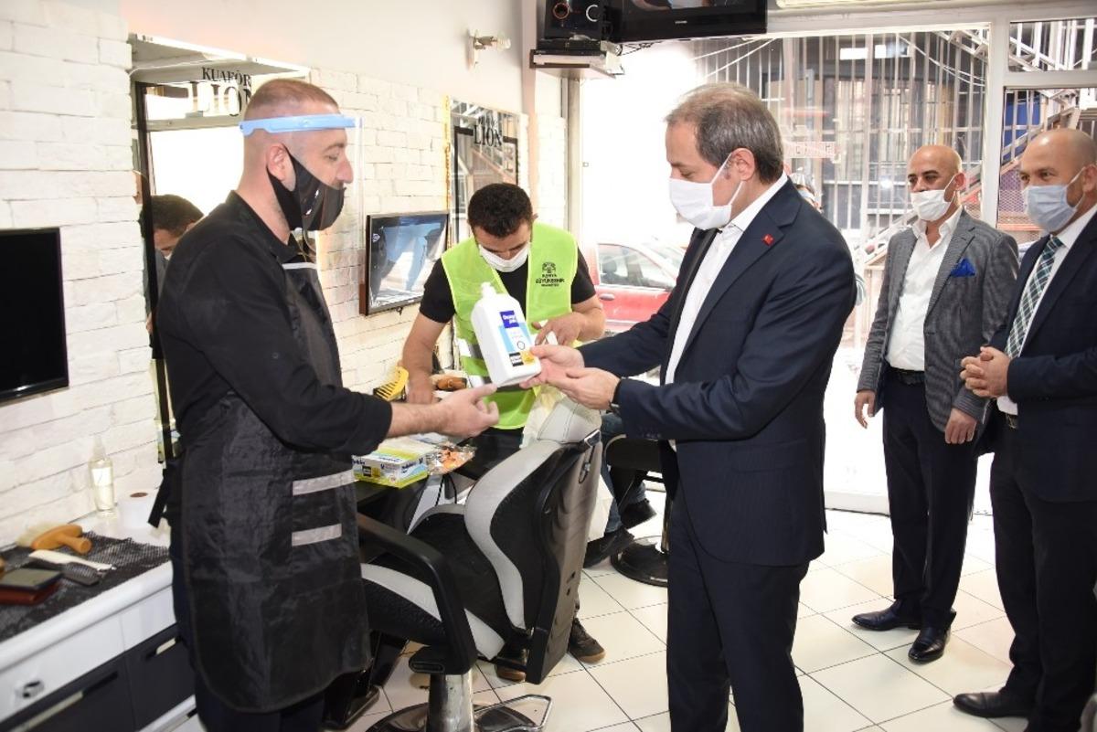 Konya B&uuml;y&uuml;kşehir&rsquo;in berber ve kuaf&ouml;rlere hijyen desteği s&uuml;r&uuml;yor