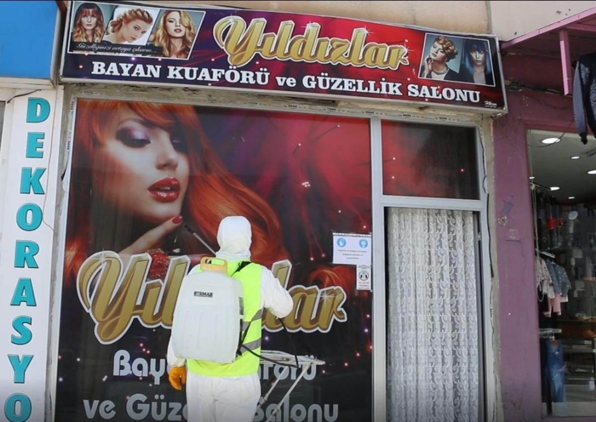 Berber ve kuaf&ouml;rlerin ilk dezenfeksiyonu Aziziye Belediyesi&rsquo;nden