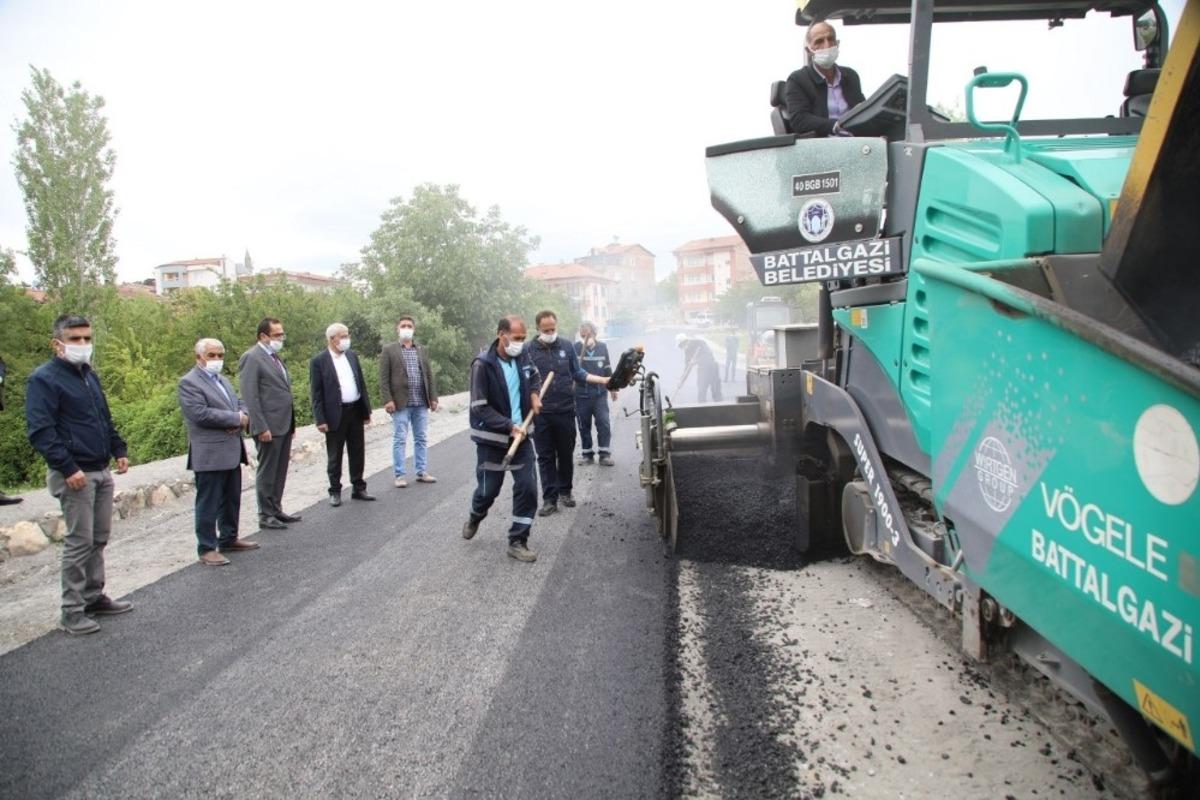Başkan G&uuml;der, asfalt &ccedil;alışmasını yerinde inceledi