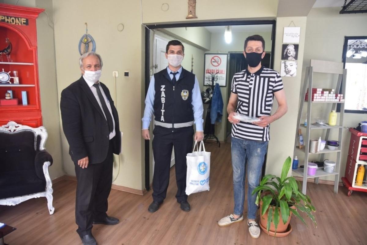 Manisa B&uuml;y&uuml;kşehir Belediyesinden berber ve kuaf&ouml;rlere maske desteği