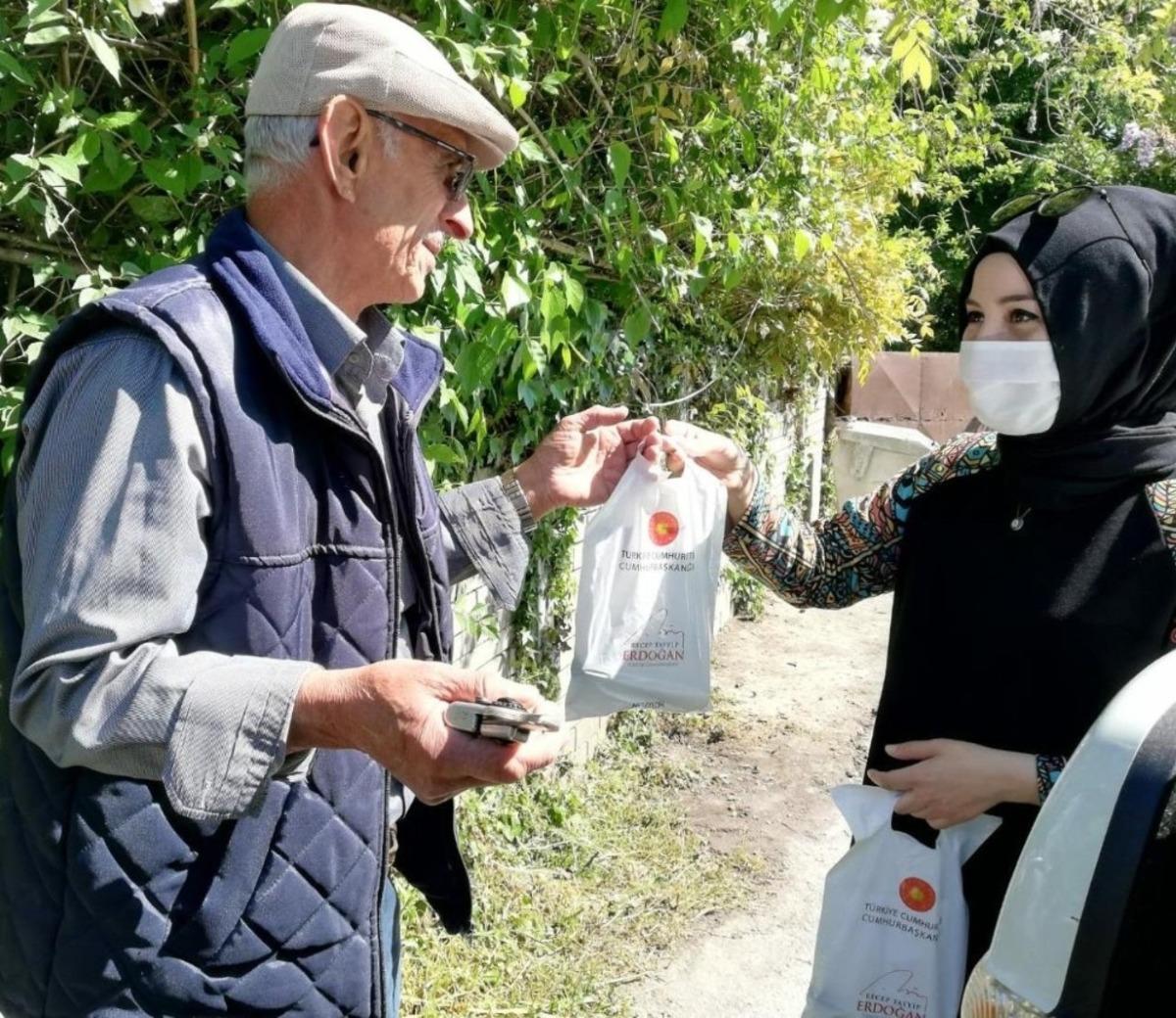Kartepe&rsquo;de 15 bin hijyen paket dağıtımı yapıldı