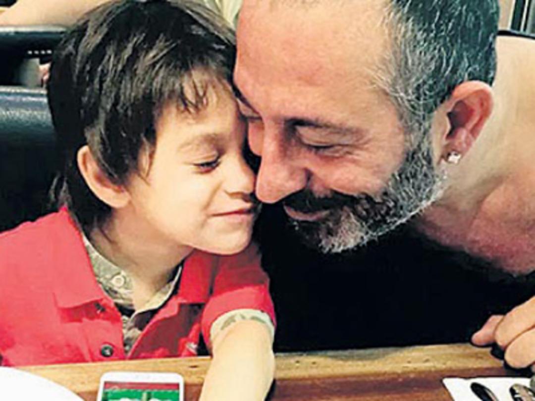 Cem Yılmaz'ın mutluluk pozu