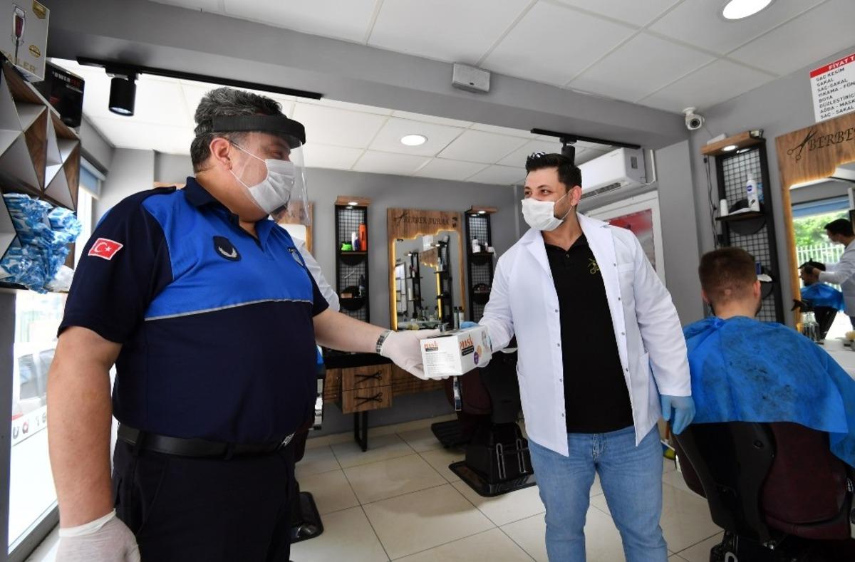 Berber ve kuaf&ouml;rlere maske desteği