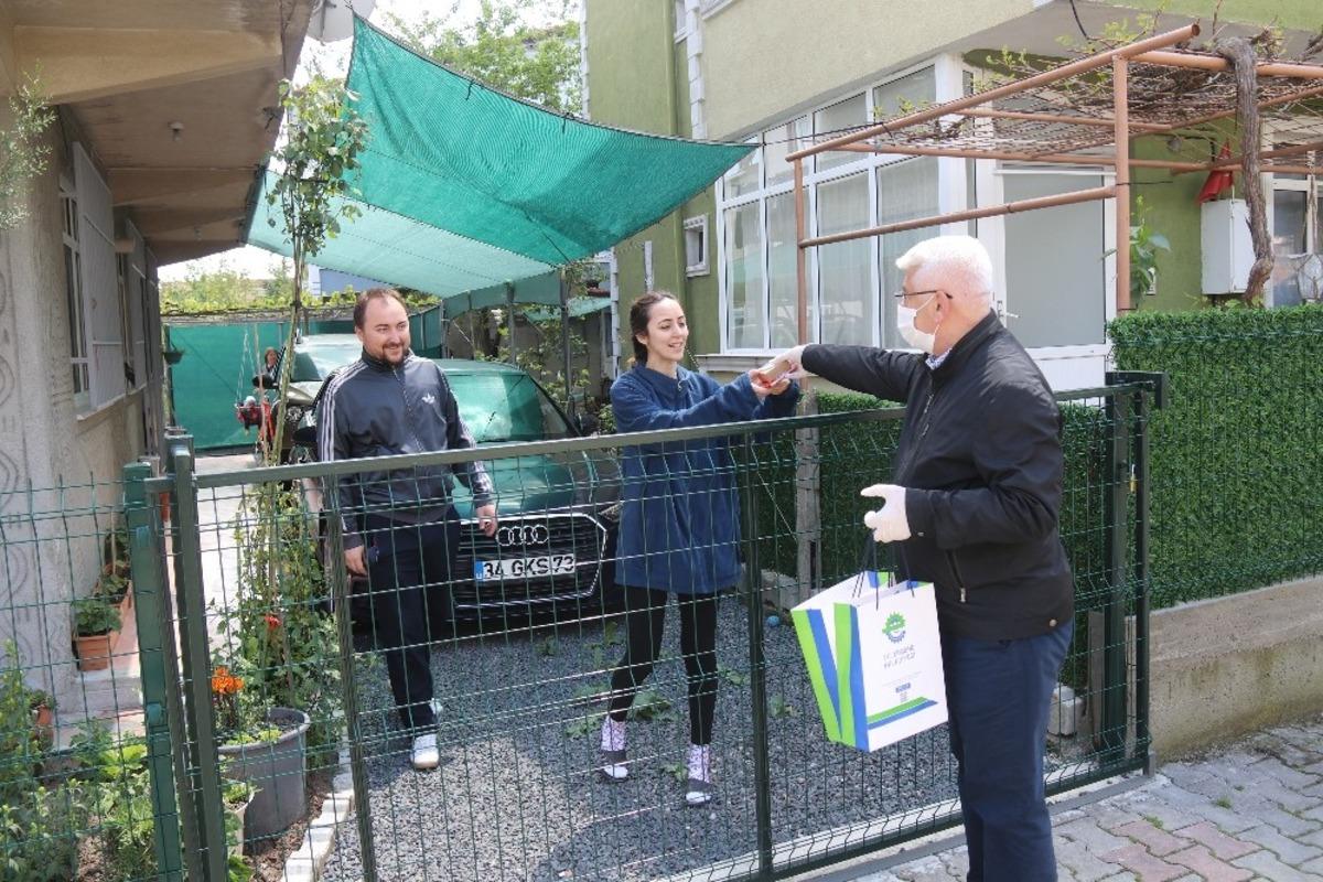 Belediye Başkanı Y&uuml;ksel kapı kapı gezerek maske dağıttı