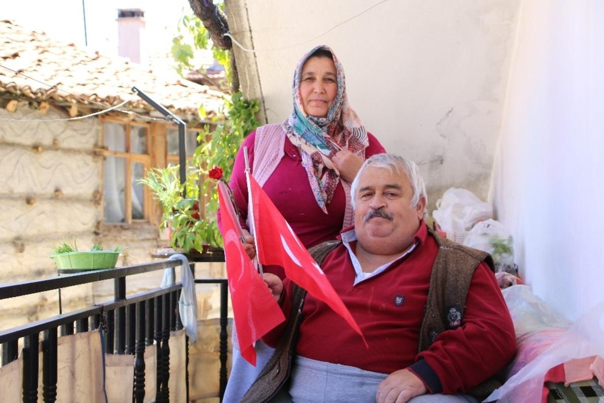 Yerel sanat&ccedil;ılar moral verdi