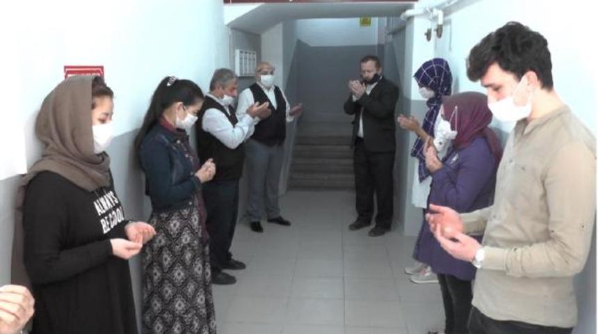 Kuaf&ouml;rde &ccedil;alışanlar, dua ederek işe başladı