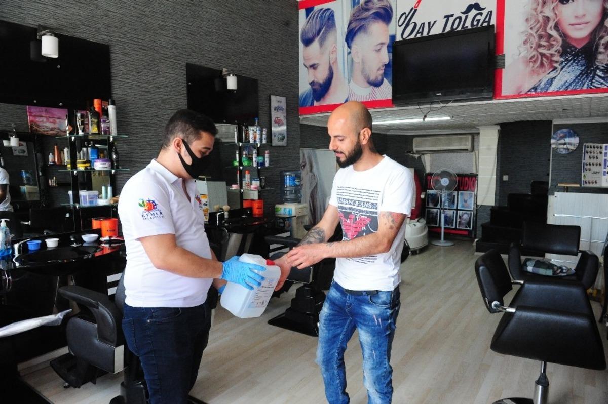 Kemer&rsquo;de kuaf&ouml;r ve berberlere maske ile dezenfektan