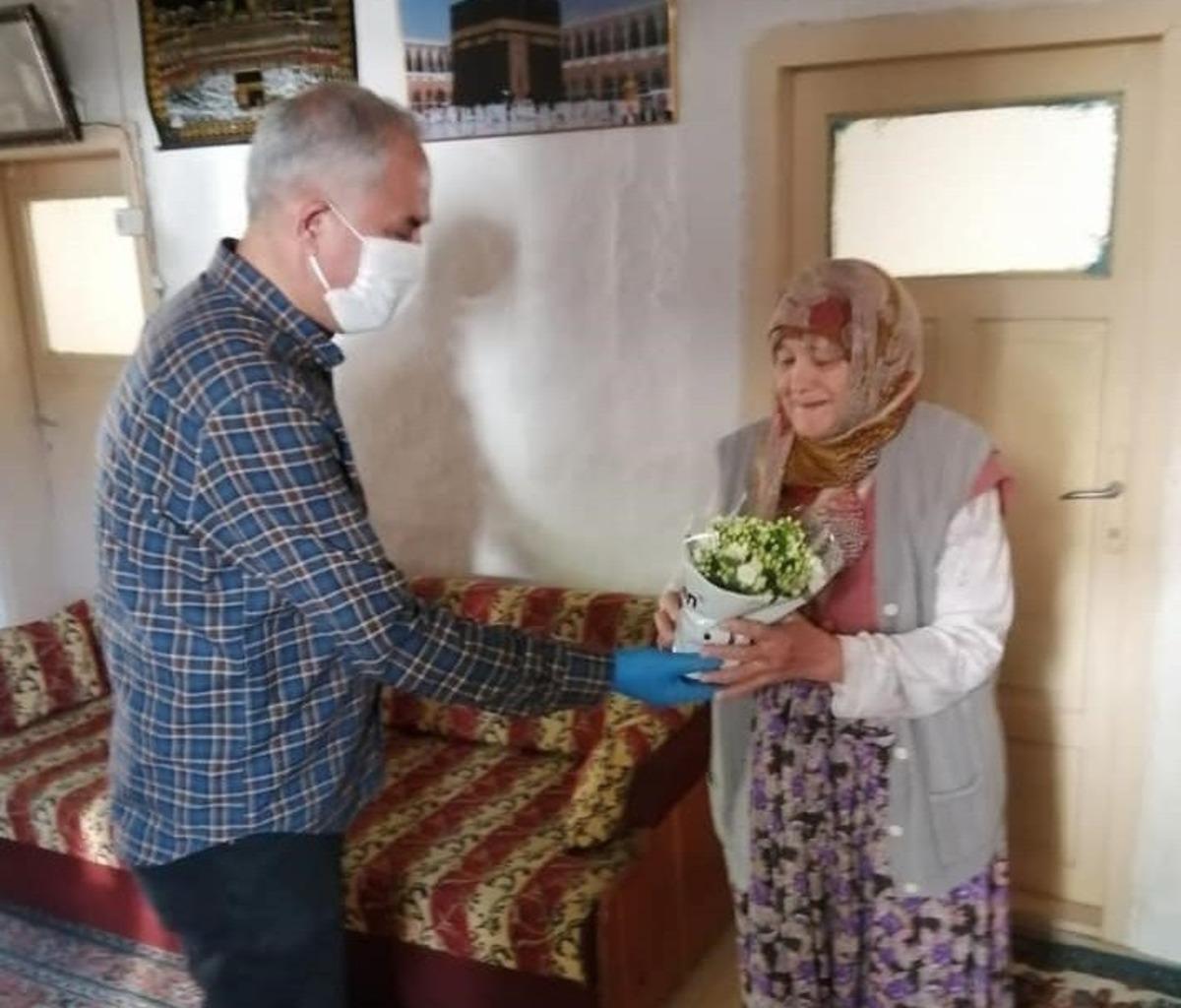 Kapı kapı dolaşarak &ccedil;i&ccedil;ek hediye etti