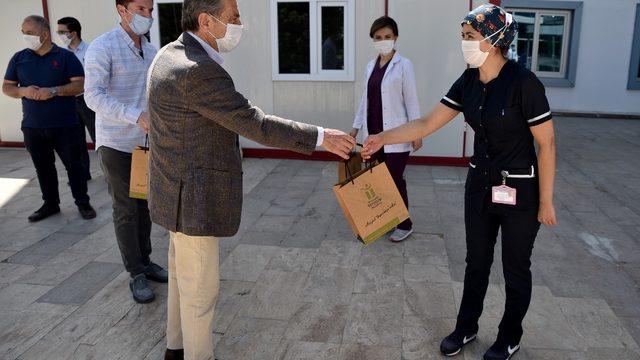 Başkan Ataç’tan hemşirelere görev başında kutlama