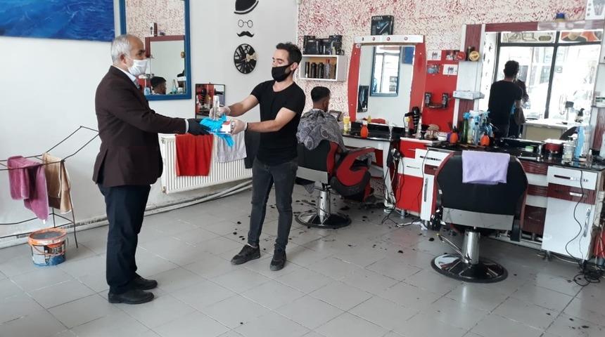 &Ccedil;aldıran Belediyesinden berber ve kuaf&ouml;rlere maske ve eldiven desteği