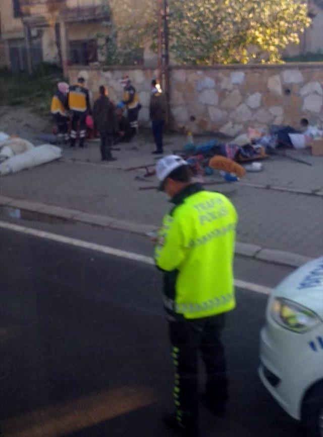 Kırşehir'de, tarım işçilerini taşıyan minibüs devrildi: 10 yaralı