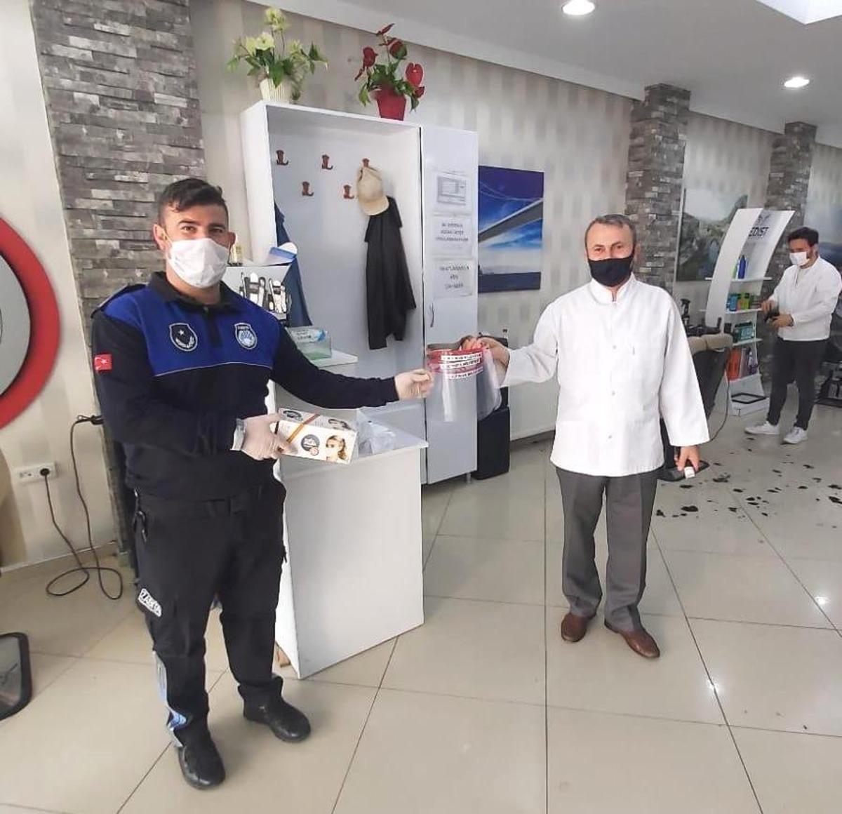 Altınova&rsquo;da berber ve kuaf&ouml;rlere maske dağıtıldı