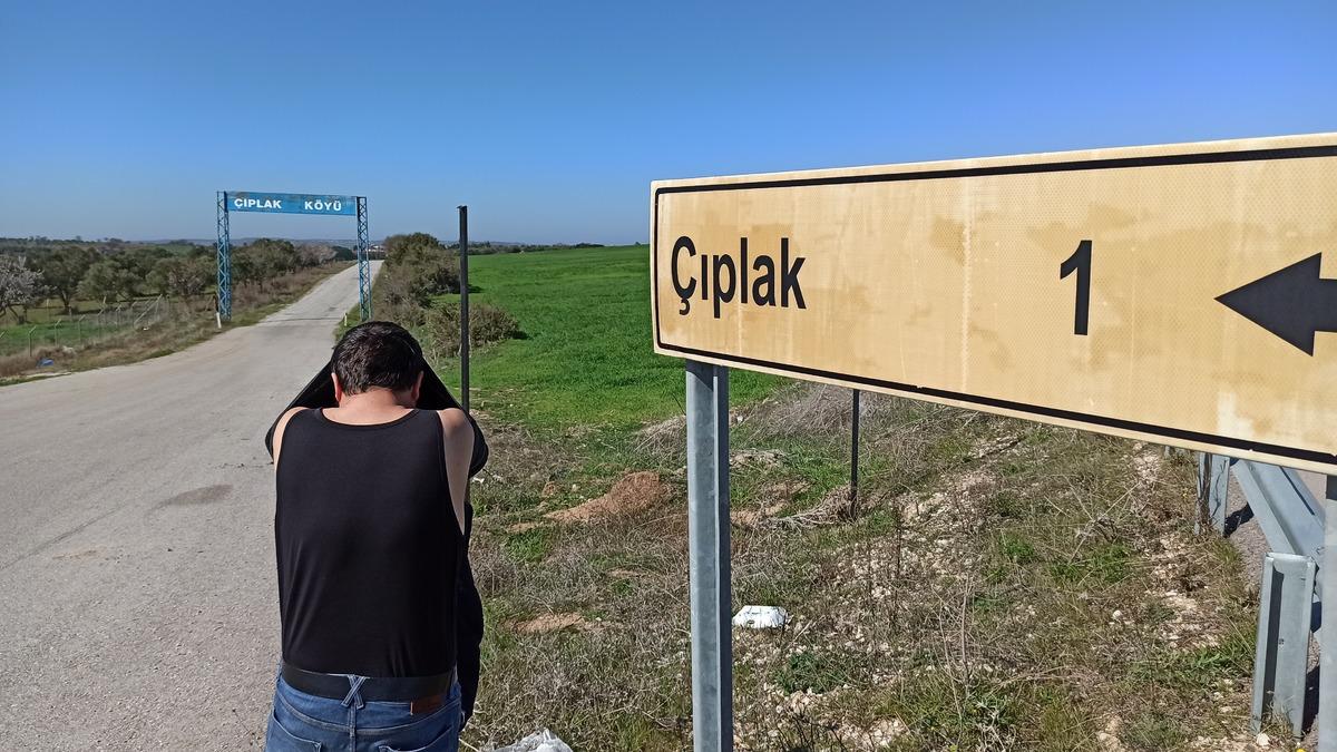 Yer: &Ccedil;anakkale! Bu k&ouml;y&uuml;n tabelasını g&ouml;ren soyunup fotoğraf &ccedil;ektiriyor
