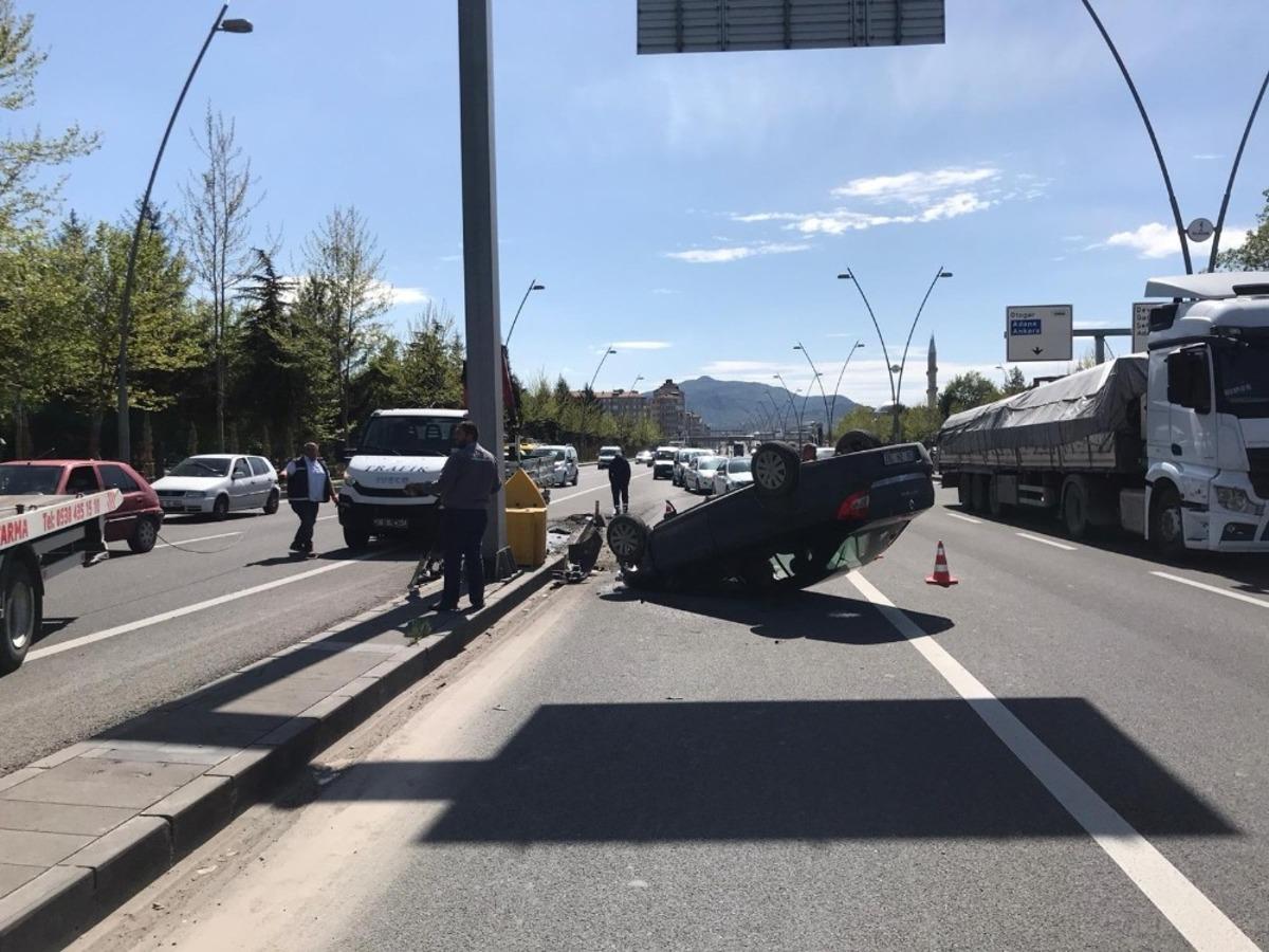 Ref&uuml;je &ccedil;arpan otomobil ters d&ouml;nd&uuml;: 3 yaralı