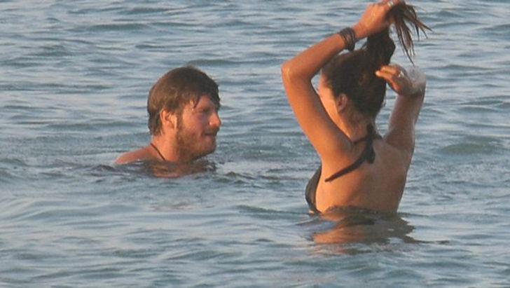 Kıvanç Tatlıtuğ ve Başak Dizer halk plajında G1