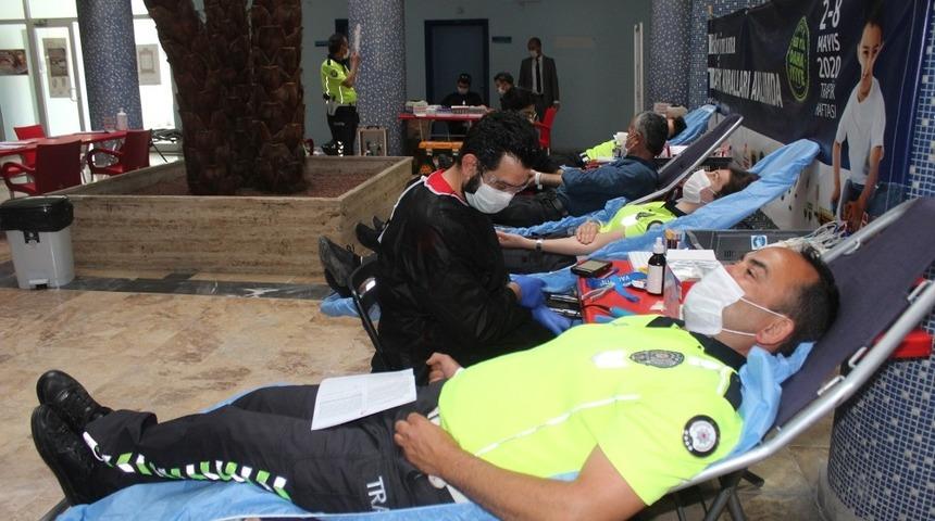 Emniyetten kan stokları azalan Kızılay’a kan bağışı