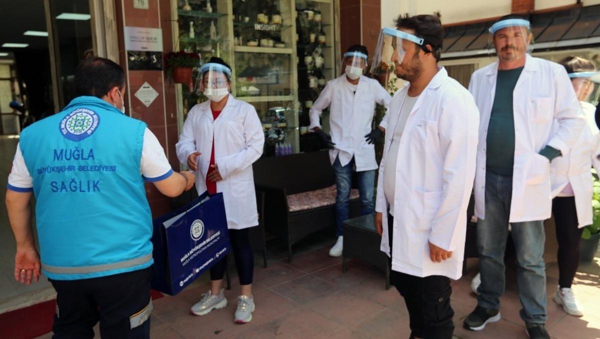 B&uuml;y&uuml;kşehirden berber ve kuaf&ouml;rleri malzeme yardımı