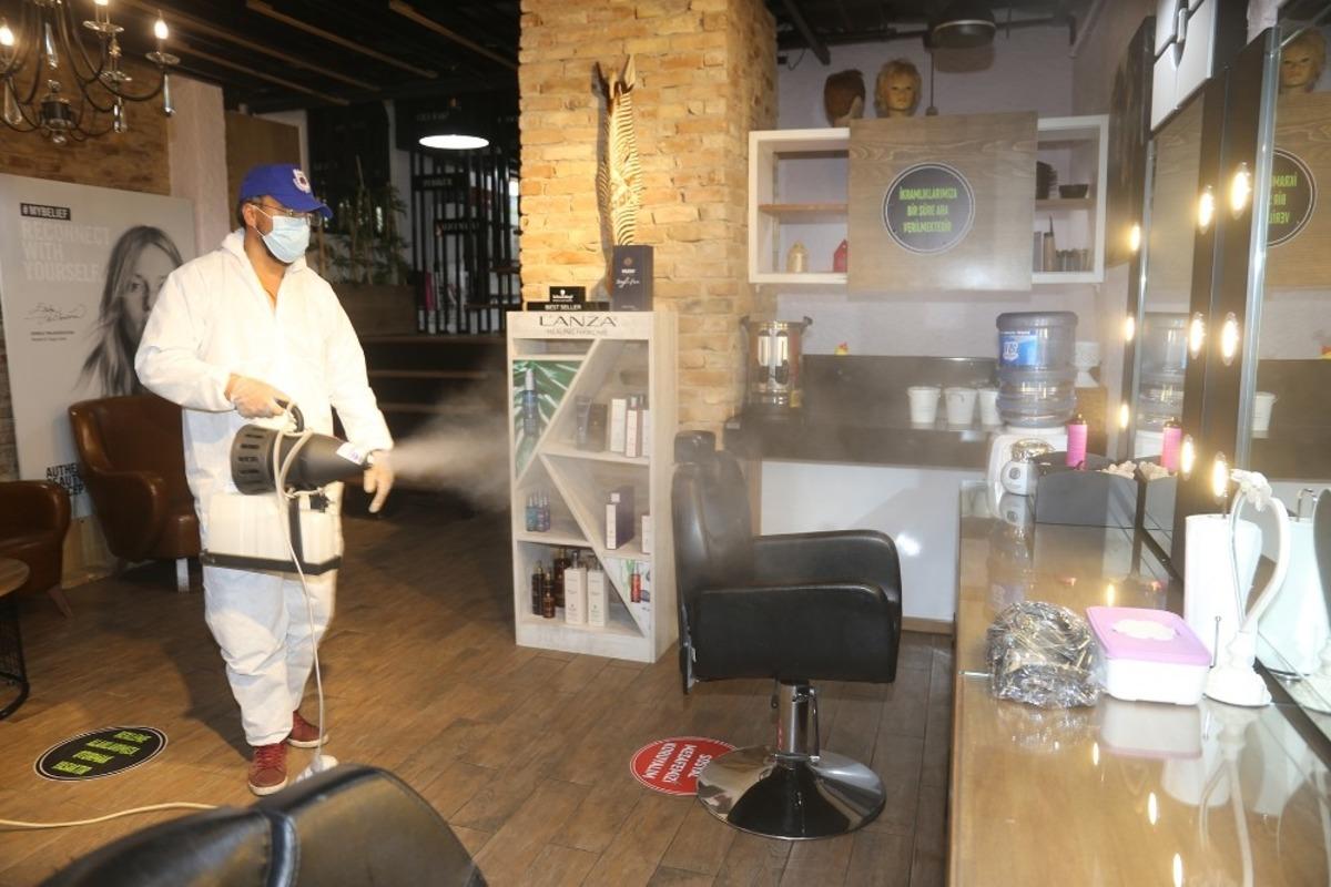 Belediye, berber ve kuaf&ouml;r d&uuml;kkanlarında dezenfekte &ccedil;alışması yaptı