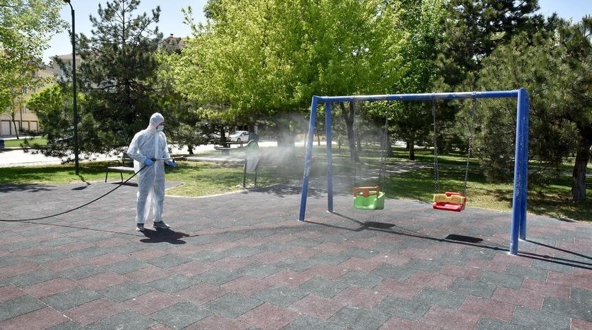 Parklarda ila&ccedil;lama &ccedil;alışması s&uuml;r&uuml;yor