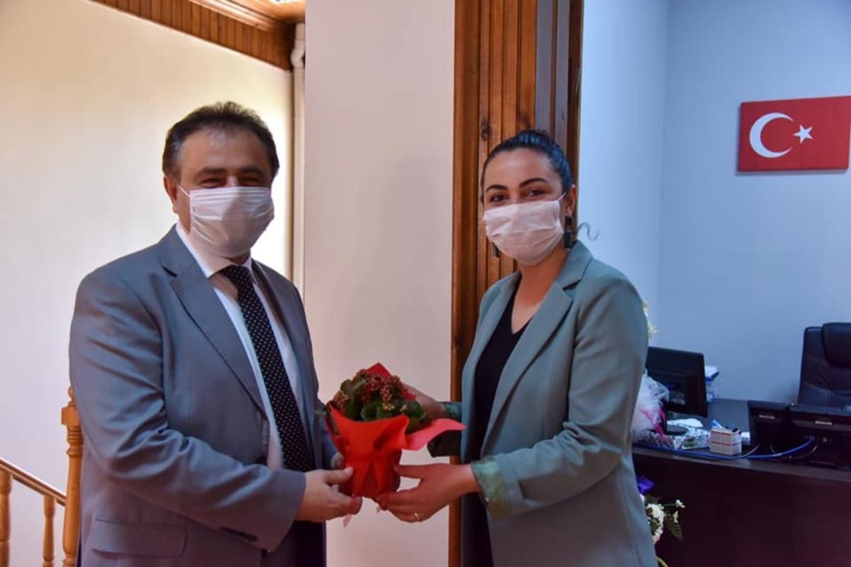 Başkan Şahin&rsquo;den mesainin ilk g&uuml;n&uuml;nde annelere &ccedil;i&ccedil;ek