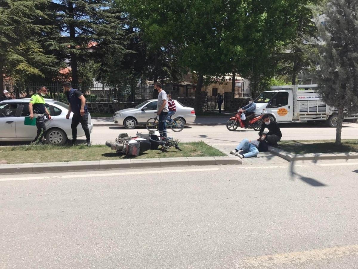 Otomobilin &ccedil;arptığı elektrikli bisiklet s&uuml;r&uuml;c&uuml;s&uuml; yaralandı