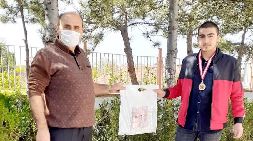 Okul m&uuml;d&uuml;r&uuml;nden &ouml;ğrencilere motivasyon &ouml;d&uuml;l&uuml;