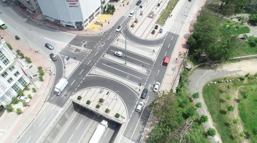 İzmit G&uuml;ltepe Kavşağı&rsquo;ndaki asfalt serimi tamamlandı